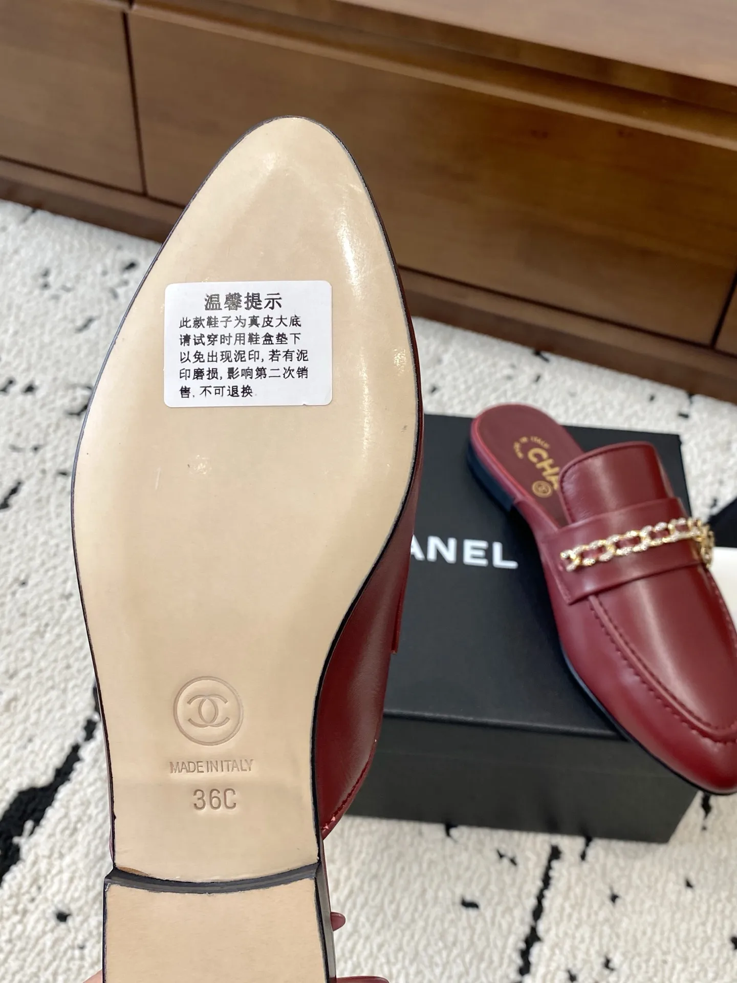 👟👟Ex-factory price 560👟👟 🍀CHANEL｜Chanel Chanel 25C early spring new product, chain buckle low-heeled pointed toe flat slippers, full of retro style, elegant shoe shape, very pleasing to look at. The pointed toe makes the feet become thinner and looks slender. The classic chain double C buckle is paired with a thick heel design. The shoe shape is particularly stylish and stylish. The upper is very elegant. The upper is made of top-grade lambskin and the lining is silk sheepskin. It is super comfortable. Italian imported cowhide outsole. Size: 35-39 (40/41 customized) 👉 👉 👉